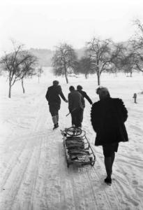 Internamento in Svizzera. Reiden: tre uomini e Laura Patellani camminano sotto una fitta nevicata trasportando un bob