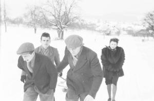 Internamento in Svizzera. Reiden: tre uomini e Laura Patellani camminano sotto una fitta nevicata trascinando un bob