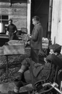 Internamento in Svizzera. Dagmersellen: scena di vita quotidiana all'interno del campo - Soldato che pulisce posate e un altro seduto