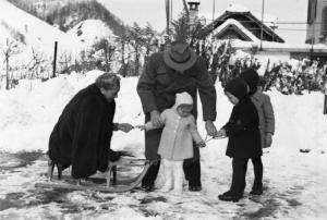 Internamento in Svizzera. Escholzmatt - La famiglia Fischer sulla neve, il padre e i tre figli
