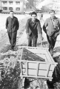 Internamento in Svizzera. Escholzmatt - Ritratto di gruppo, tre uomini (originari di Venezia ?) che spingono un carretto lungo un viottolo innevato