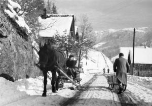 Internamento in Svizzera. Escholzmatt: una strada innevata percorsa da una slitta trainata da un cavallo