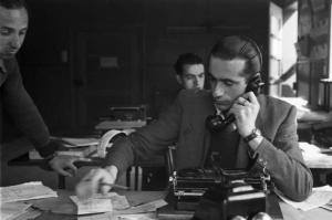 Internamento in Svizzera. Subingen: lavori d'ufficio all'interno del campo - Uomo seduto alla scrivania che parla al telefono