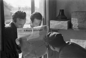 Internamento in Svizzera. Horriwil - Scene di vita quotidiana all'interno del campo, tre compagni che leggono il giornale "Libera Stampa"