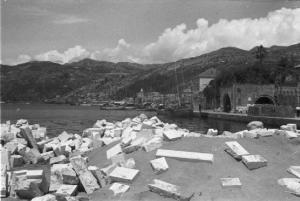 Viaggio in Jugoslavia. Dubrovnik (Ragusa): veduta della costa con blocchi in pietra ammassati lungo la spiaggia in primo piano