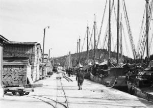 Viaggio in Jugoslavia. Gruz (Gravosa): scorcio del porto con imbarcazioni ormeggiate e bancali con assi accatastate