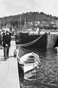 Viaggio in Jugoslavia. Gruz (Gravosa): scorcio della banchina del porto con chiatta ormeggiata