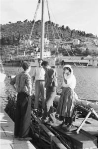 Viaggio in Jugoslavia. Gruz (Gravosa): gruppo di uomini su imbarcazione a vela ormeggiata al porto