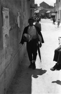 Viaggio in Jugoslavia. Mostar: scorcio del paese - uomo che cammina lungo una strada