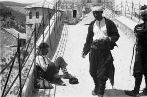 Viaggio in Jugoslavia. Mostar: alcuni uomini lungo il Ponte Vecchio che collega le due parti del paese