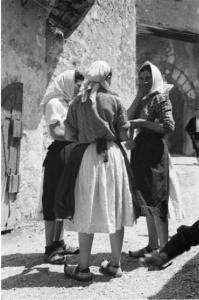 Viaggio in Jugoslavia. Mostar: scene di vita quotidiana - gruppo di donne che chiacchierano lungo una strada del paese