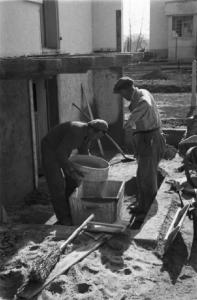 Internamento in Svizzera. Horriwil - Scena di vita quotidiana all'interno del campo, costruzione di una baracca - Preparazione del cemento