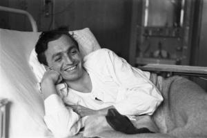 Internamento in Svizzera. Horriwil. Ritratto maschile, Peppino (?) nel letto di un ospedale