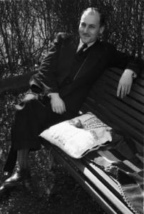 Internamento in Svizzera. Subingen. Famiglia di Don Mangili. Ritratto maschile, uomo in borghese seduto su una panchina