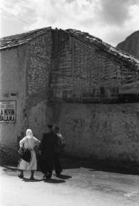 Viaggio in Jugoslavia. Mostar: gruppo di persone che cammina lungo una strada del paese