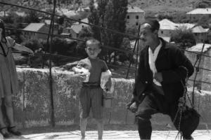 Viaggio in Jugoslavia. Mostar: scorcio di Ponte Vecchio - un uomo e un bambino lo percorrono