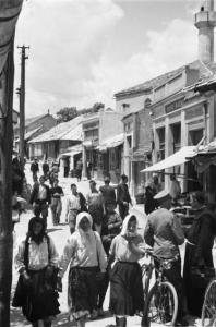 Viaggio in Jugoslavia. Mostar: scene di vita quotidiana - scorcio dall'alto di una strada affollata del paese