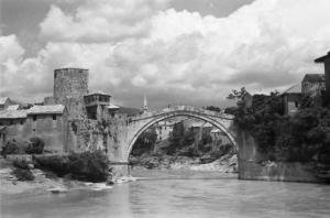 Viaggio in Jugoslavia. Mostar: veduta del Ponte Vecchio sul fiume Neretva