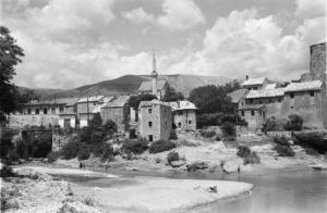 Viaggio in Jugoslavia. Mostar: veduta del paese lungo il fiume Neretva