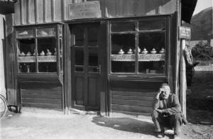 Viaggio in Jugoslavia. Mostar: scene di vita quotidiana - uomo anziano seduto sulla soglia di un negozio