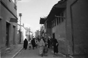 Viaggio in Jugoslavia. Mostar: scene di vita quotidiana - scorcio di strada percorsa da numerose donne con bambini