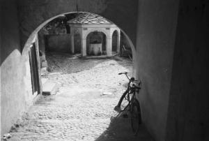 Viaggio in Jugoslavia. Mostar: scorcio della città - pozzo ripreso attraverso l'arco di un edificio