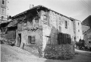 Viaggio in Jugoslavia. Mostar: scorcio della città - edificio abitativo in pietra