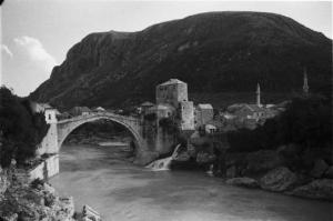 Viaggio in Jugoslavia. Mostar: veduta del Ponte Vecchio sul fiume Neretva