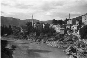 Viaggio in Jugoslavia. Mostar: veduta del paese da un ponte sul fiume Neretva