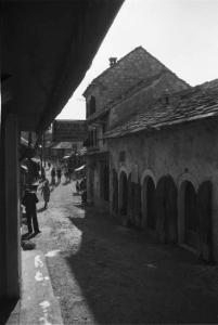 Viaggio in Jugoslavia. Mostar: scorcio dall'alto di una strada del paese
