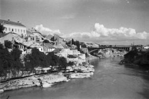 Viaggio in Jugoslavia. Mostar: veduta del paese dal fiume Neretva