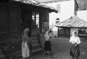 Viaggio in Jugoslavia. Mostar: scene di vita quotidiana - gruppo di donne in una piazzetta del paese lavora all'uncinetto