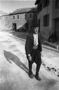 Viaggio in Jugoslavia. Mostar: scorcio della città - in primo piano un uomo anziano cammina lungo la strada