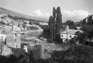 Viaggio in Jugoslavia. Mostar: veduta del paese attraversata dal fiume Neretva