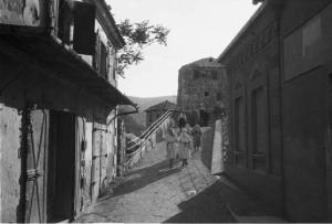 Viaggio in Jugoslavia. Mostar: scorcio del Ponte Vecchio con alcuni abitanti che lo percorrono