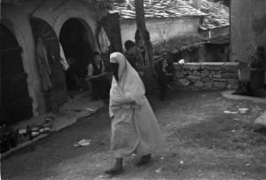 Viaggio in Jugoslavia. Mostar: scorcio del paese - donna musulmana cammina per le vie della città