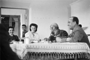 Campagna di Russia. Bessarabia - Riscani - ufficiali italiani a colazione presso una famiglia locale