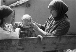 Campagna di Russia. Bessarabia - Riscani - ritratto di gruppo - due donne e un neonato
