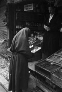 Viaggio in Jugoslavia. Sarajevo: una donna acquista la frutta in una bottega, nella piazza della cattedrale