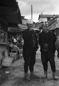 Viaggio in Jugoslavia. Sarajevo: coppia di abitanti bosniaci in costume tradizionale, per le vie del mercato