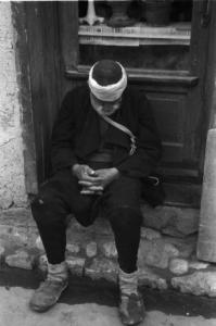 Viaggio in Jugoslavia. Sarajevo: un anziano commerciante dorme davanti all'ingresso della propria bottega