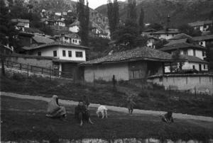 Viaggio in Jugoslavia. Sarajevo: scorcio di una zona rurale ai margini della città - in primo piano una famiglia di pastori