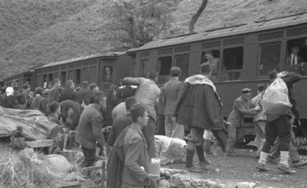 Viaggio in Jugoslavia. Stazione ferroviaria di Yaitze - persone salgono sul treno