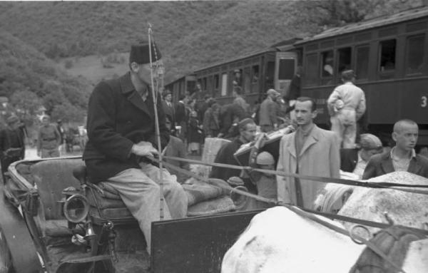 Viaggio in Jugoslavia. Stazione ferroviaria di Yaitze - persone in attesa del treno - carrozza