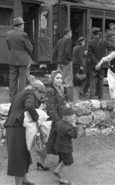 Viaggio in Jugoslavia. Stazione ferroviaria di Yaitze - persone in attesa del treno - donne e bambino