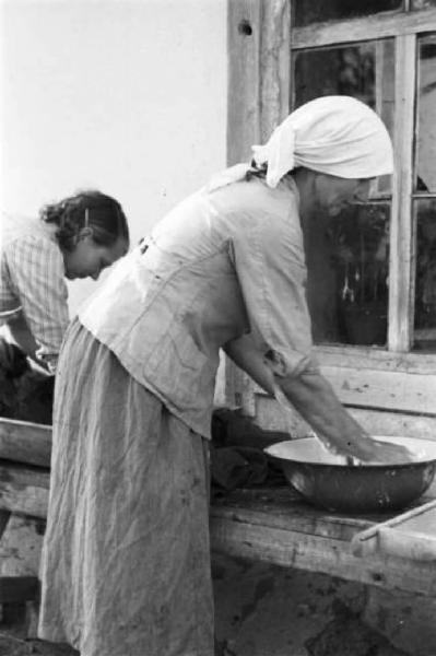 Campagna di Russia. Ucraina - dintorni di Bojedorowka [?] - donne lavano pentole
