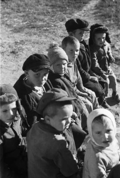 Campagna di Russia. Ucraina - Moghila Surijka [?] - scuola all'aperto - ritratto di gruppo - bambini