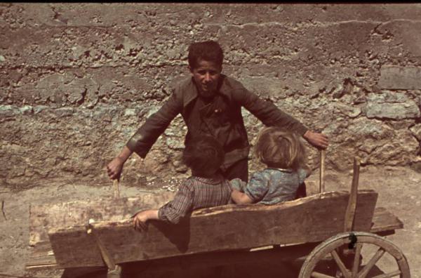 Viaggio in Jugoslavia. Senj (Segni): una coppia di fanciulli gioca con una carretta di legno