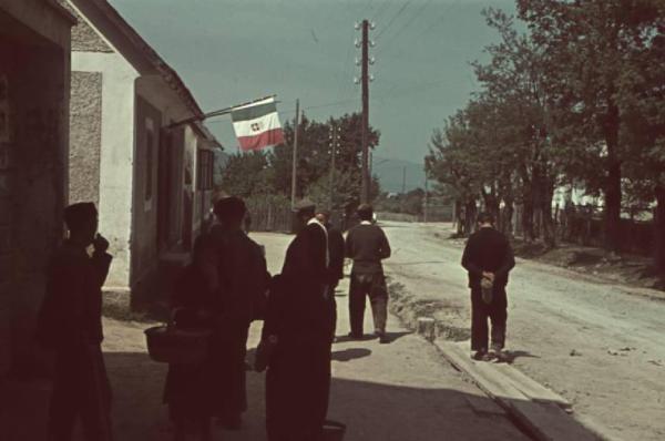 Viaggio in Jugoslavia. Vhrovine: scorcio del paesaggio nei pressi di una stazione di servizio affollata di gente