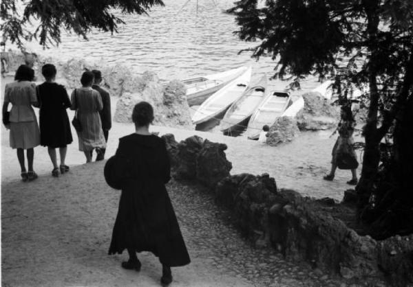 Roma - parco del Valentino. Un gruppo di donne colte di spalle nei pressi di un laghetto